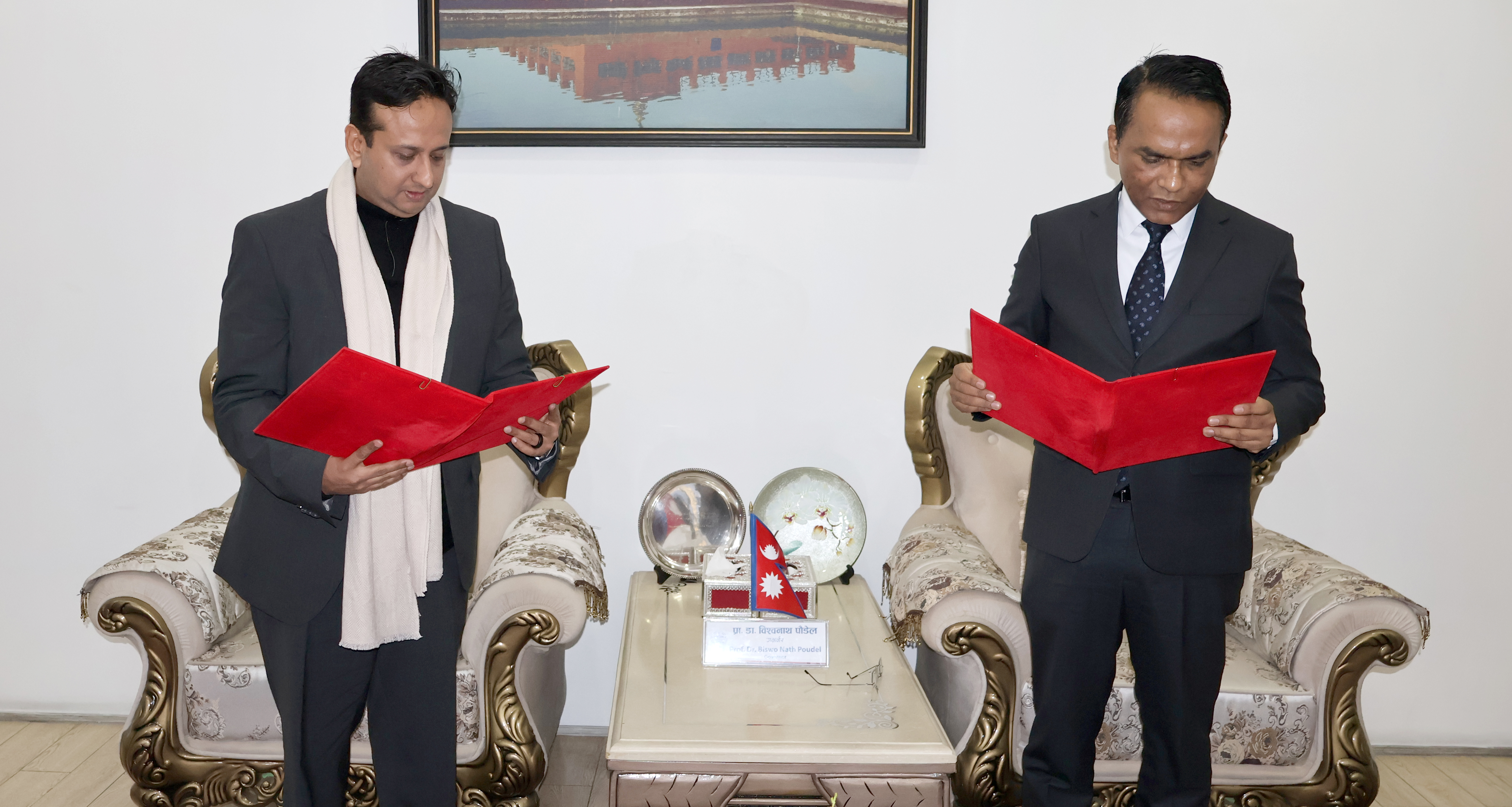 नबिल बैंकका अध्यक्ष निर्वाण कुमार चौधरीद्वारा नेपाल राष्ट्र बैंकका गर्भनरबाट शपथ ग्रहण