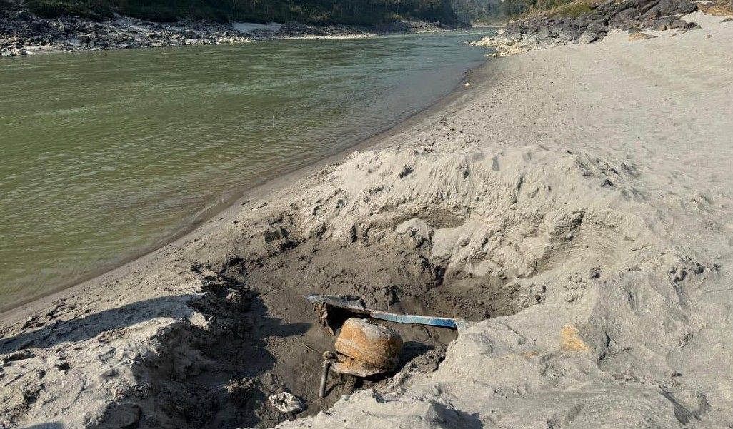 त्रिशूलीमा भेटिएको बसको आज पनि उत्खनन