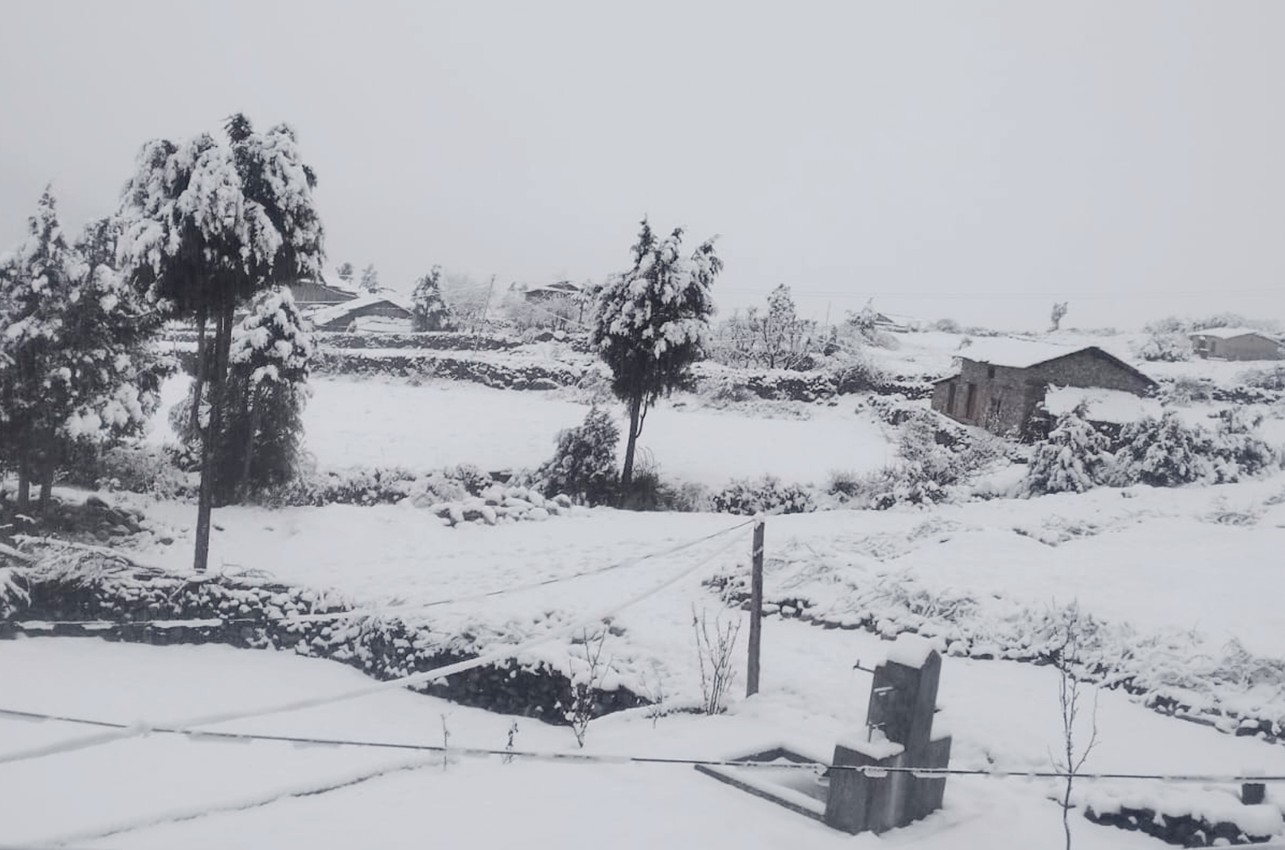 बैतडी र बागलुङमा बाक्लो हिमपात, जनजीवन प्रभावित