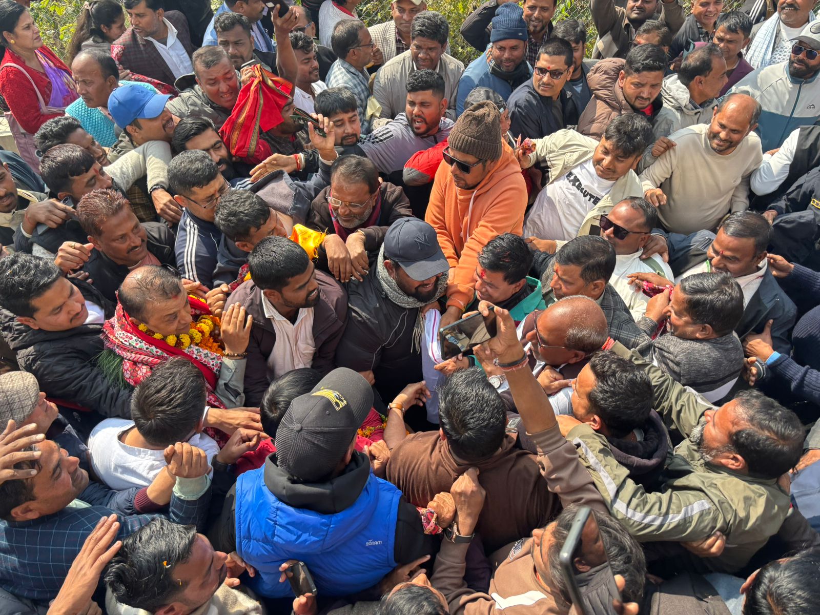 सभापति गगन थापालाई सिमरा विमानस्थलमा स्वागत गर्ने कार्यकर्ताहरुको भिड (तस्बिर)