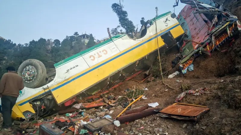 बस दुर्घटनामा १२ जनाको मृत्यु