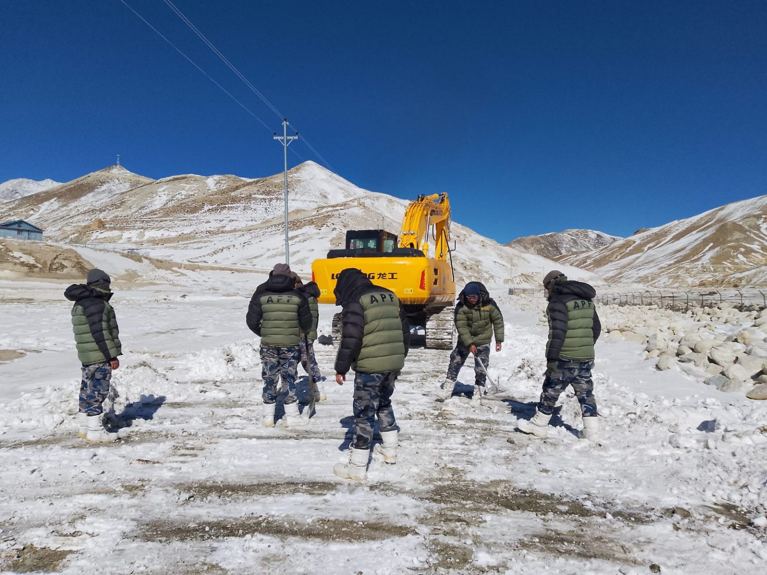 हिमपातले अवरुद्ध कोरला सडकको हिउँ पन्छ्याइँदै