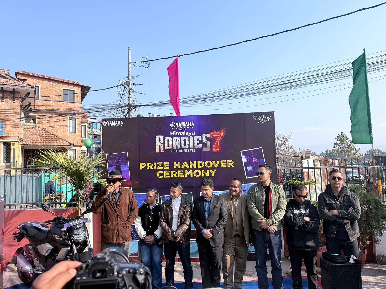 हिमालय रोडिज सिजन ७ का विजेता अनिश तामाङलाई यामाहा FZ V3 हस्तान्तरण