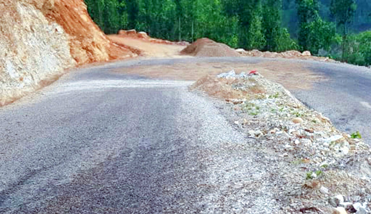 पुष्पलाल मध्यपहाडी लोकमार्ग: यात्रु र चालकलाई सास्ती