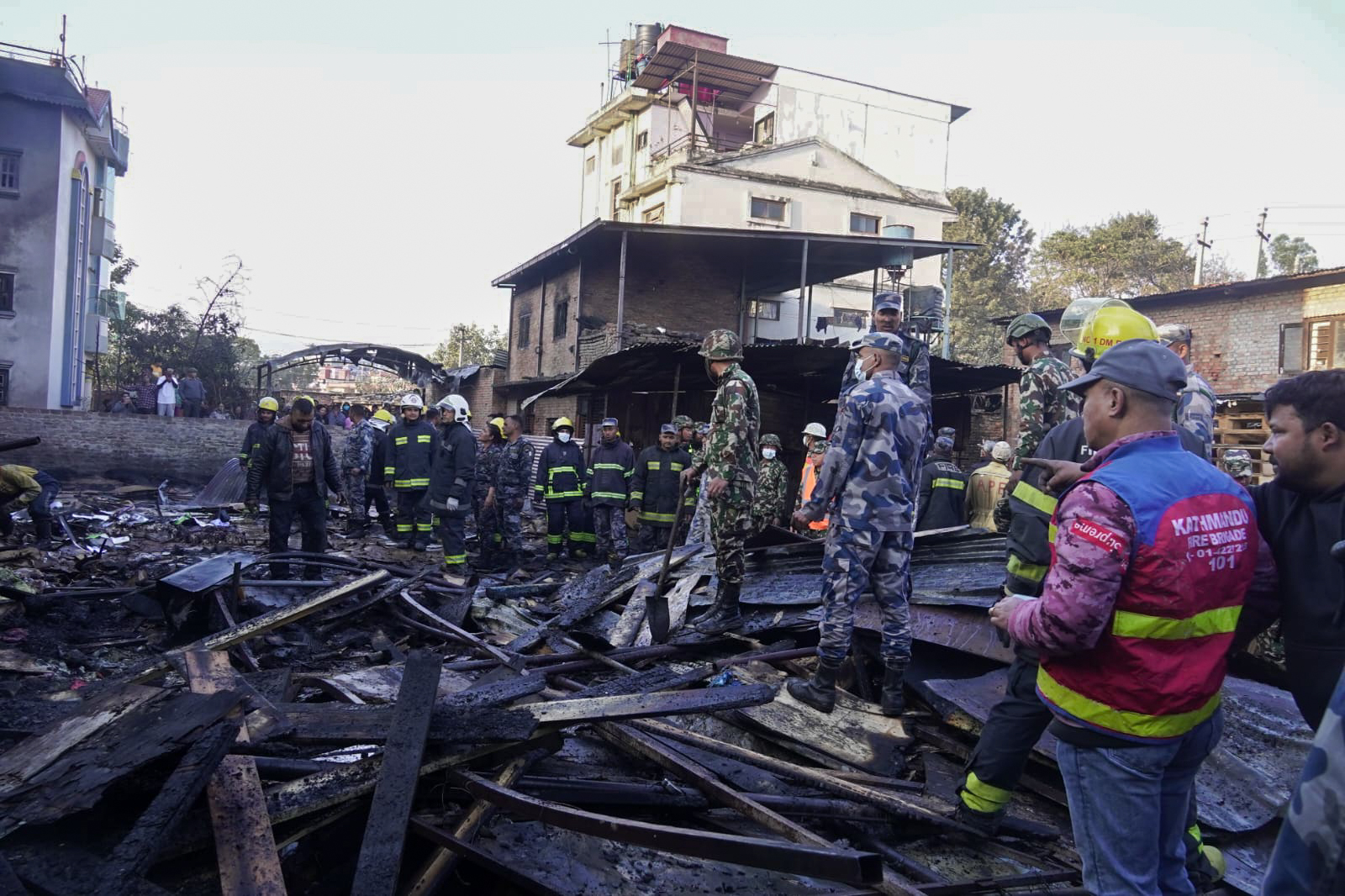सिनामंगलको काठ गोदाममा भएको आगलागी नियन्त्रणमा (तस्बिरहरू)