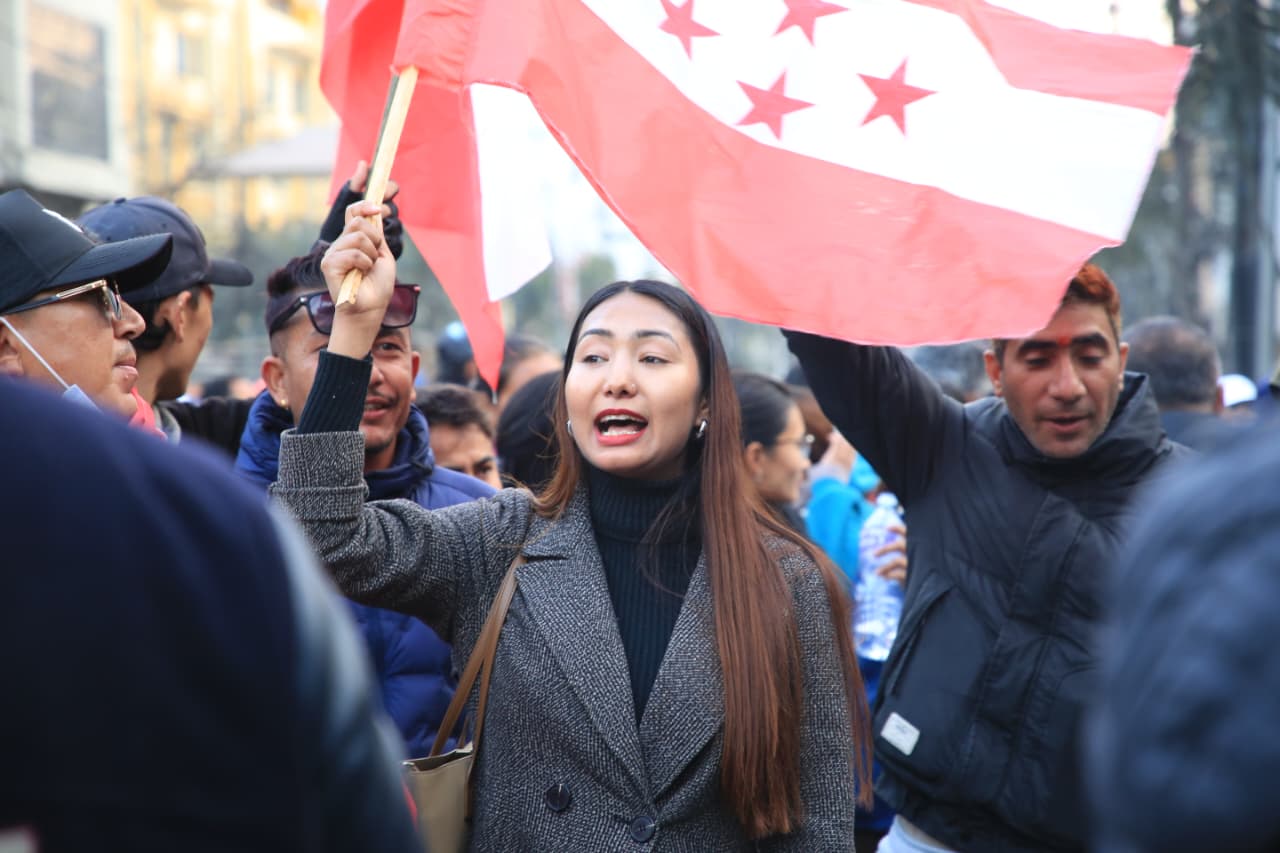 निर्वाचन आयोग अगाडि देउवा र गगन पक्ष आम्नेसाम्ने (तस्बिरहरू)