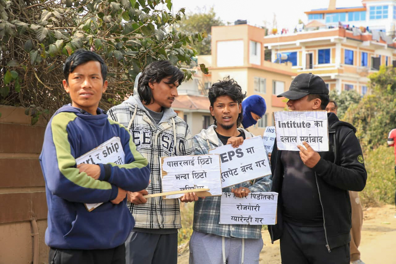 भाषा परीक्षा पास गरेको दुई वर्षसम्म पनि कोरिया जान नपाएपछि युवाहरु आन्दोलित (तस्विरहरु)