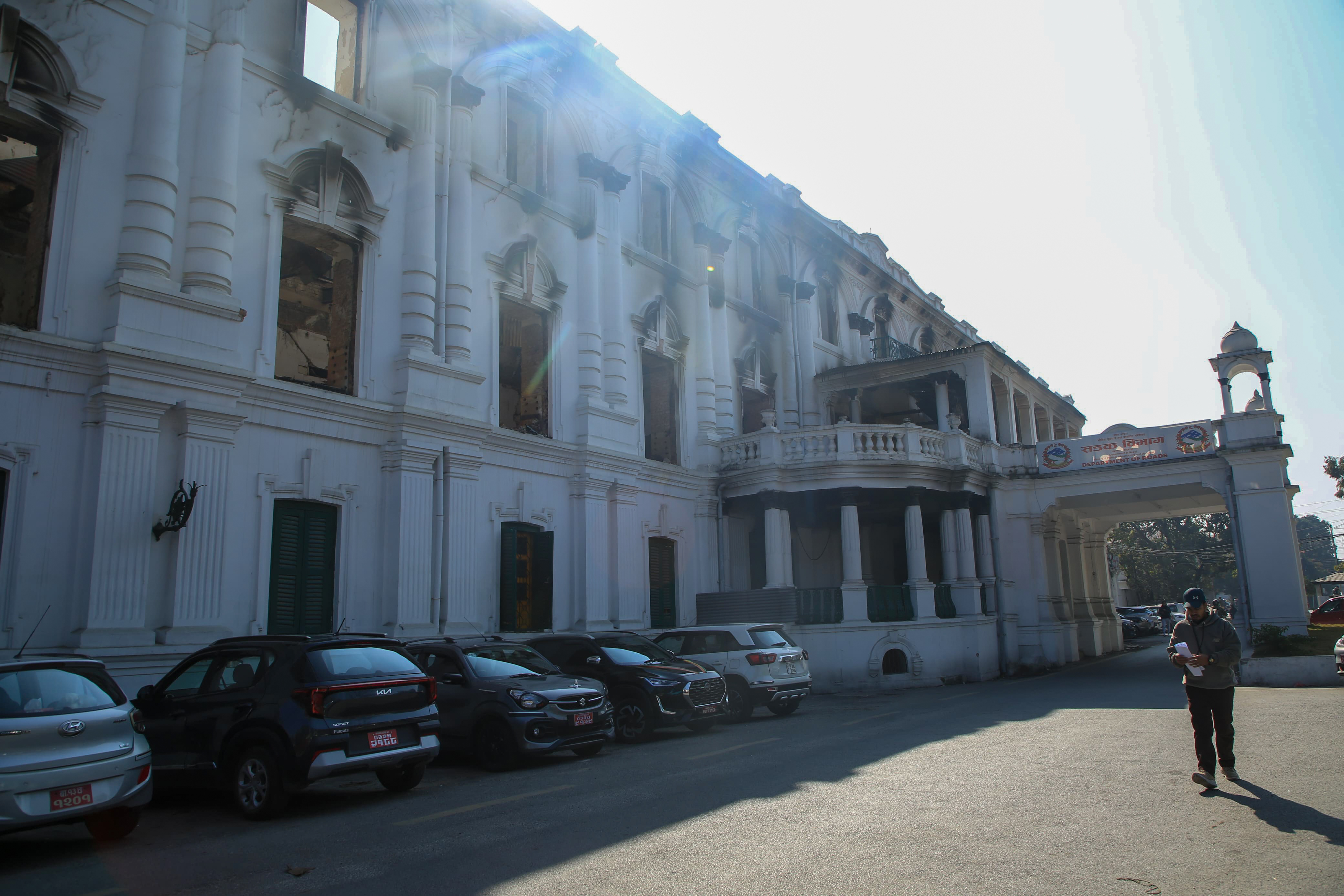 अझै पुनः निर्माण हुन सकेन सडक विभाग (तस्विरहरु)