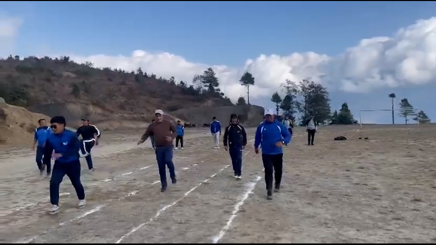 खेलकुद शिक्षकलाई एथलेटिक्स विधाका खेल सिकाउँदै उमाकुण्ड गाउँपालिका