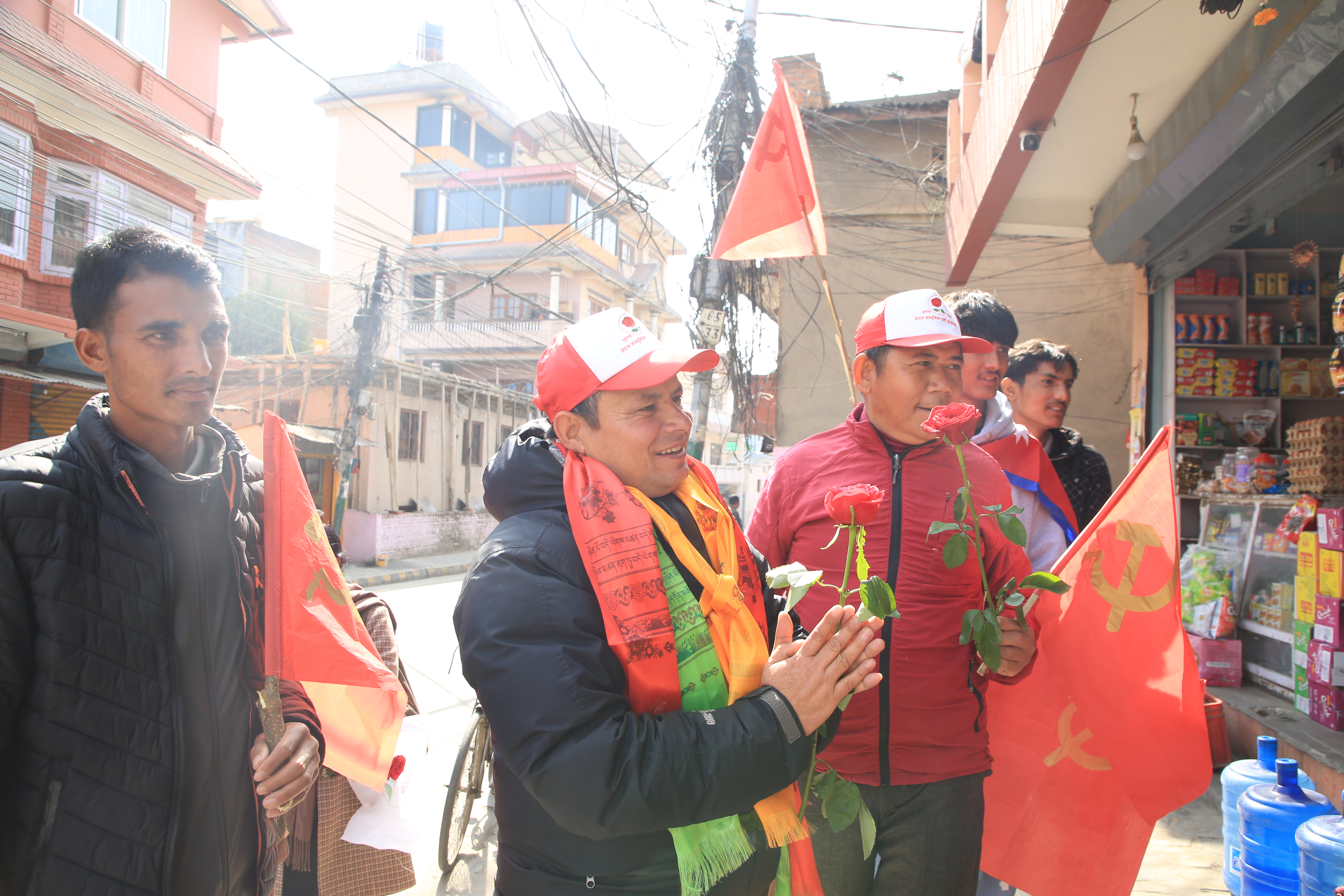 ‘गुलाब’ बोकेर घरदैलोमा धनराज शाही