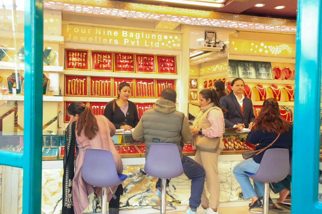 मूल्य अकासिँदा पनि सुन किन्ने ग्राहकको भीड (तस्बिरहरू)