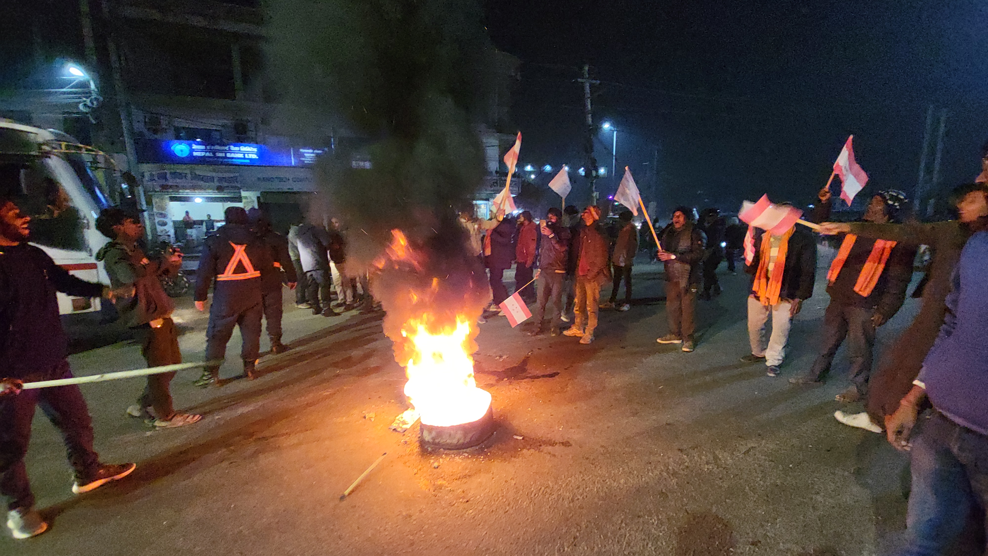 जनकपुरधाममा गगन थापाको पुतला दहन