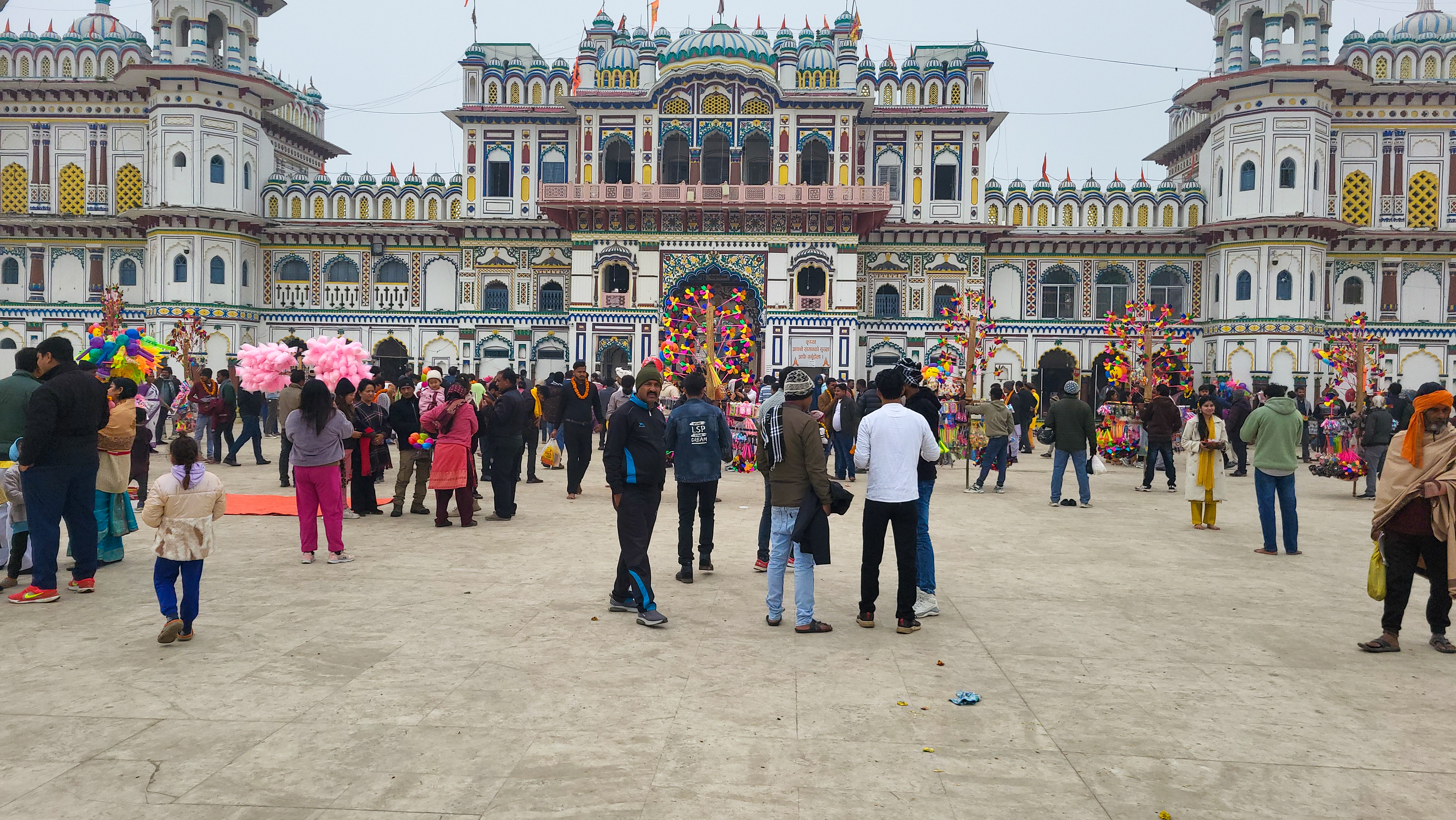 अंग्रेजी नयाँ बर्षको पहिलो दिन धनुषामा पर्यटकहरुको घुँइचो (तस्वीरहरु)
