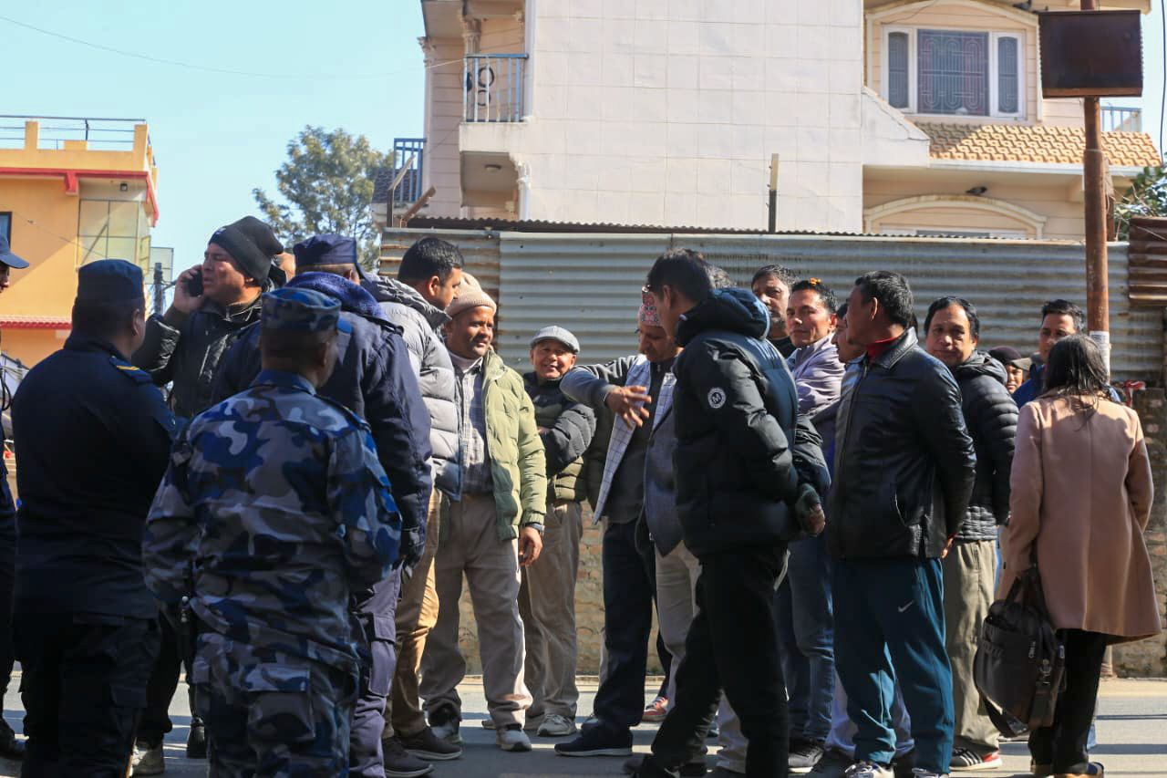 कांग्रेस केन्द्रीय कार्यालय परिसरमा लफडा, नेताहरूलाई गेटमै रोक्ने प्रयास (तस्बिरहरू)