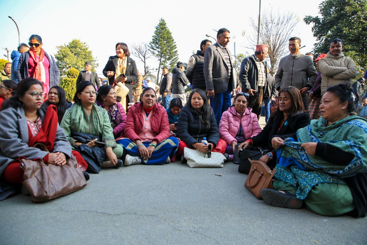 दबाब दिन गगन थापा समूहको निर्वाचन आयोगमा धर्ना (तस्बिरहरू)