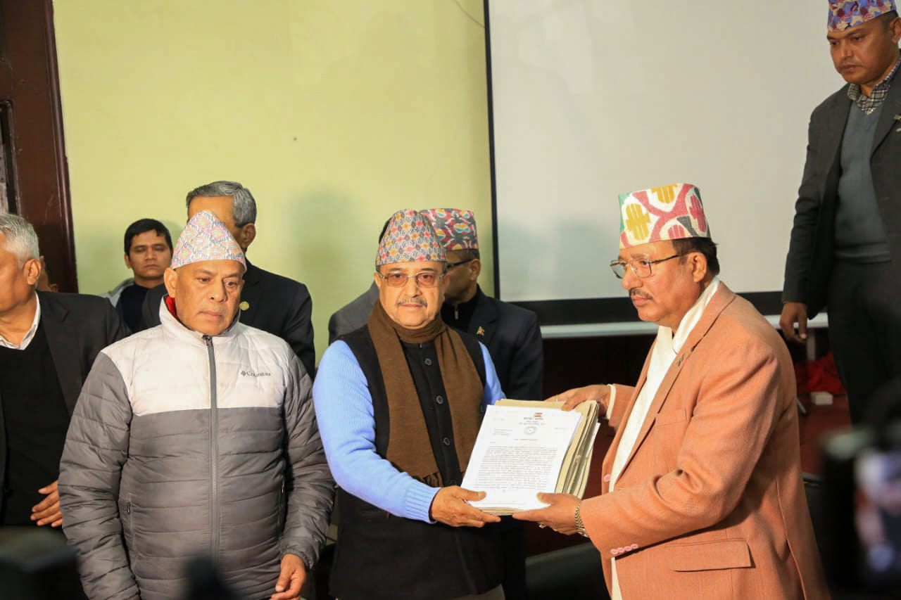 आधिकारिकता दावी गर्दै कांग्रेस कार्यवाहक सभापतिसहितका नेता निर्वाचन आयोगमा (तस्विरहरू)