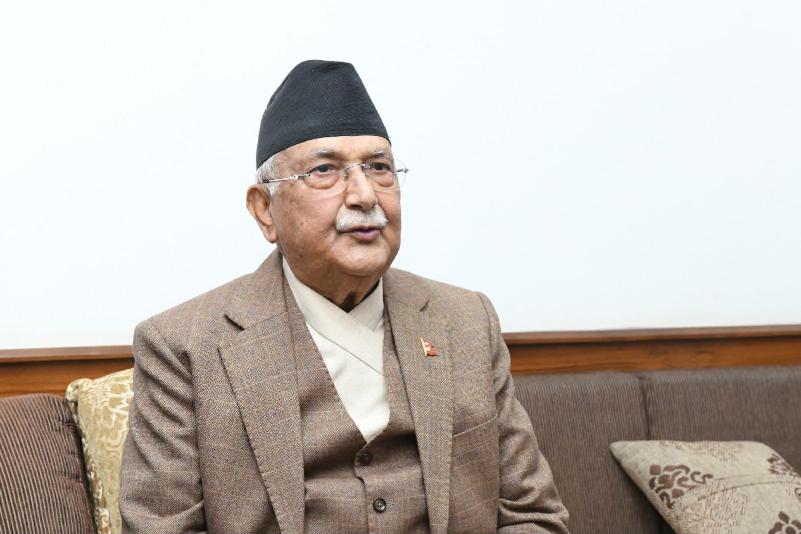 जननिर्वाचित सरकार ढल्नु लोकतन्त्र र संविधान ढल्नु हो: अध्यक्ष ओली