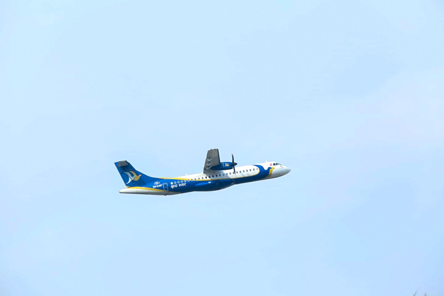 उड्न लागेको बुद्ध एयरको विमानमा यात्रुले अचानक आपतकालीन ढोका खोलिदिए