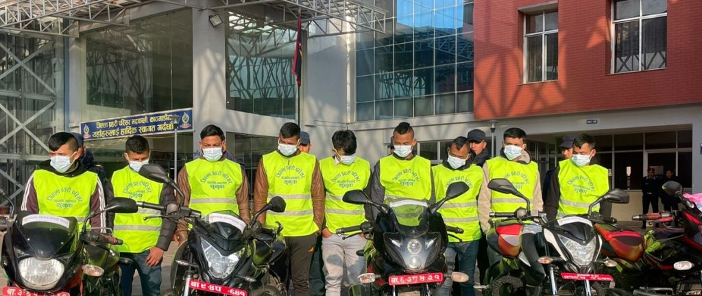 काठमाडौंमा लुटपाटमा संलग्न १० जनालाई प्रहरीले गर्‍यो सार्वजनिक