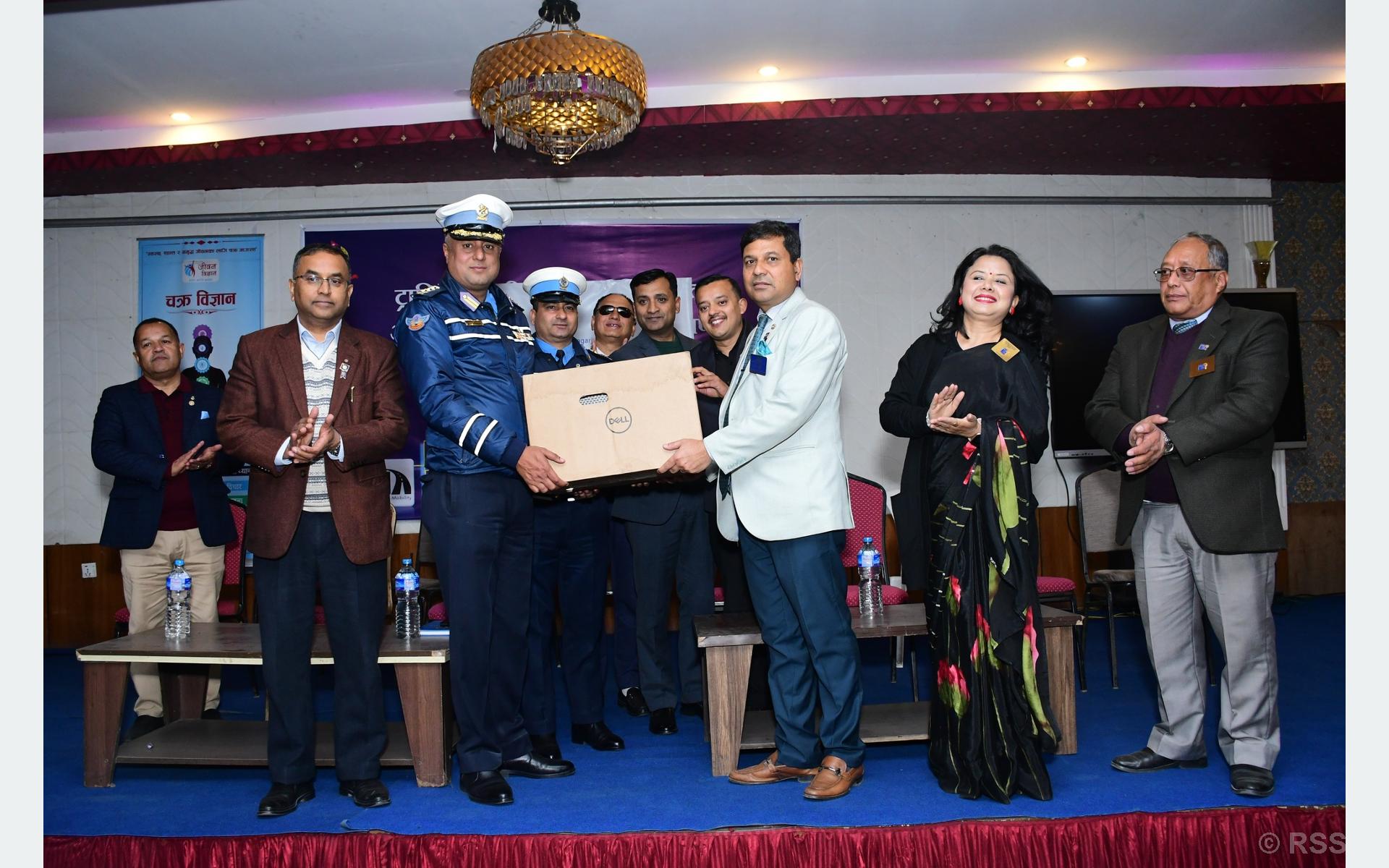 ट्राफिक प्रहरी कार्यालयलाई कम्प्युटर र प्रिन्टर