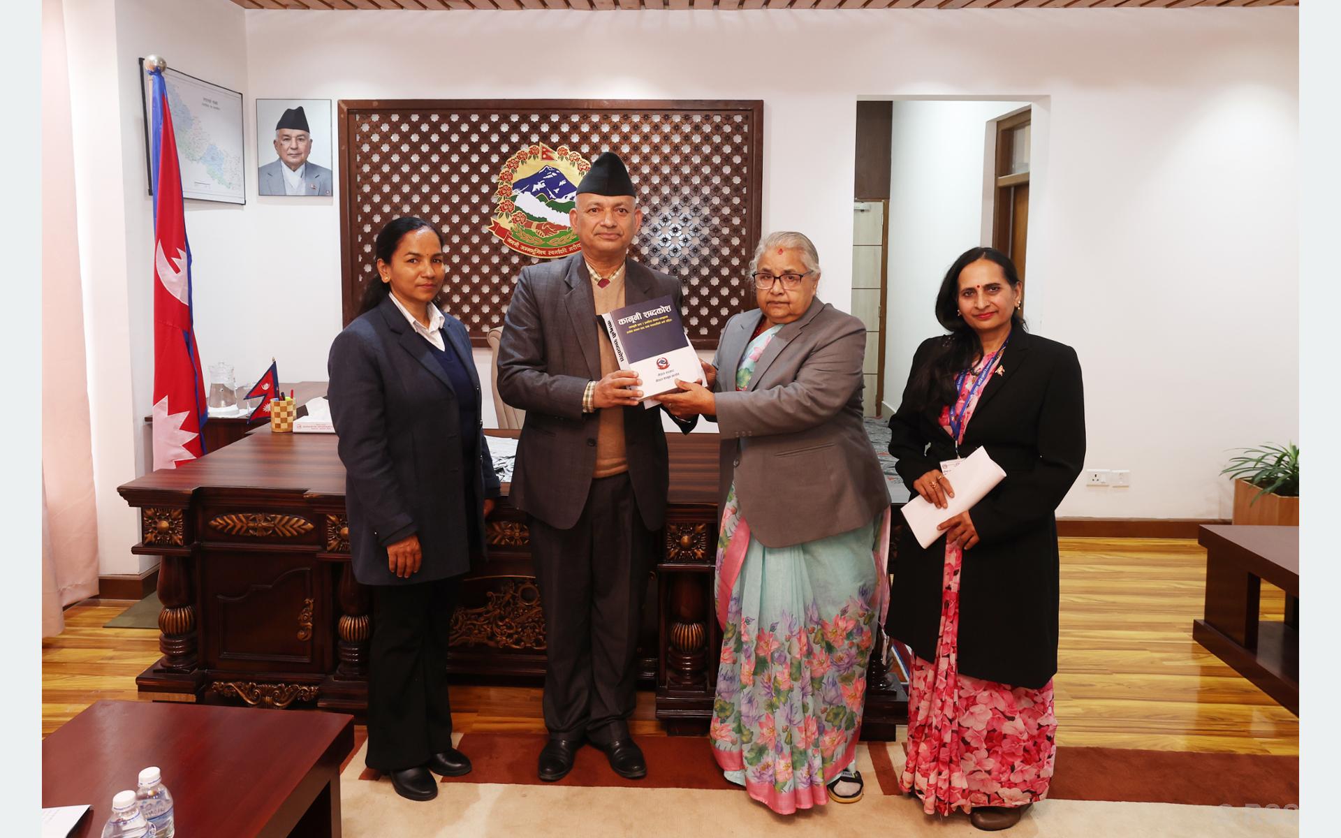 प्रधानमन्त्रीलाई कानुन आयोगको जानकारी