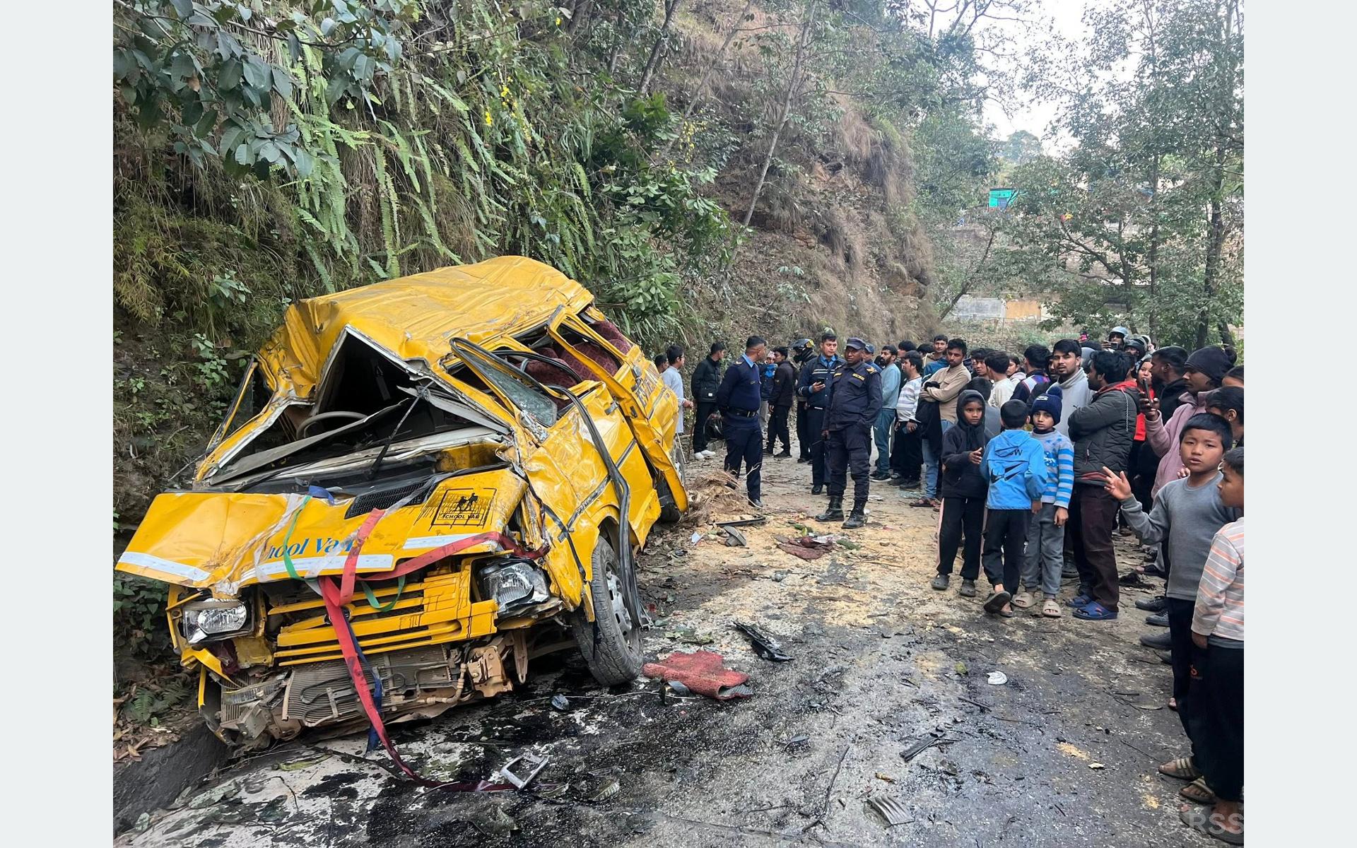 स्कूल बस दुर्घटनामा २३ विद्यार्थी घाइते