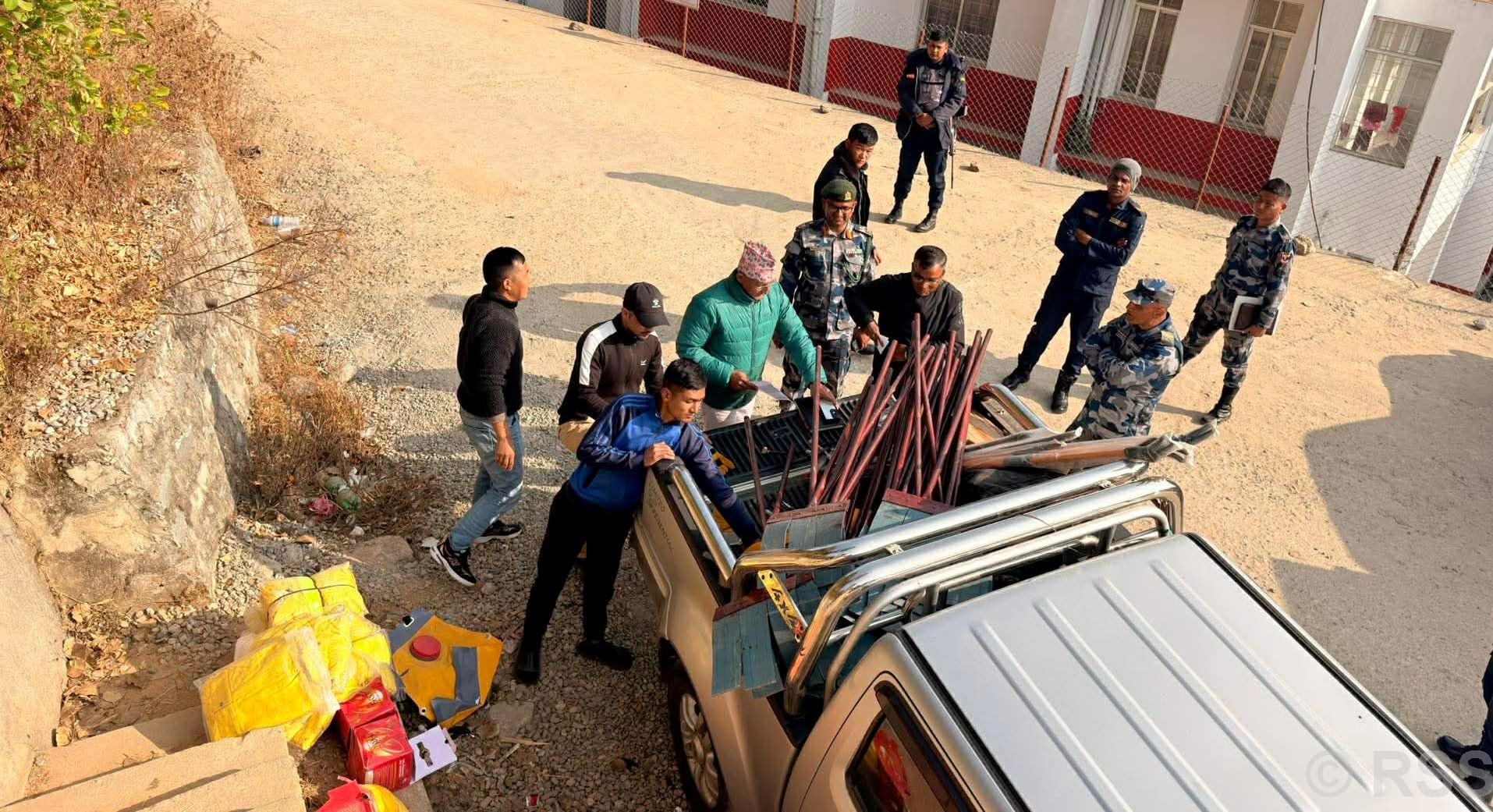 हिउँदयाम सुरु भएसँगै डढेलो रोकथाम गर्न सामग्री हस्तान्तरण