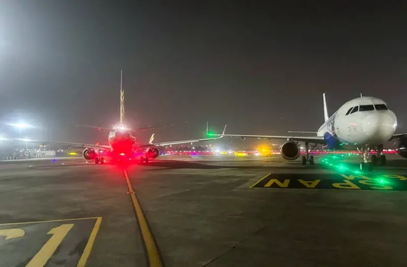 मुम्बइ विमानस्थलमा २ विमानका पखेटा एक आपसमा ठोक्किए