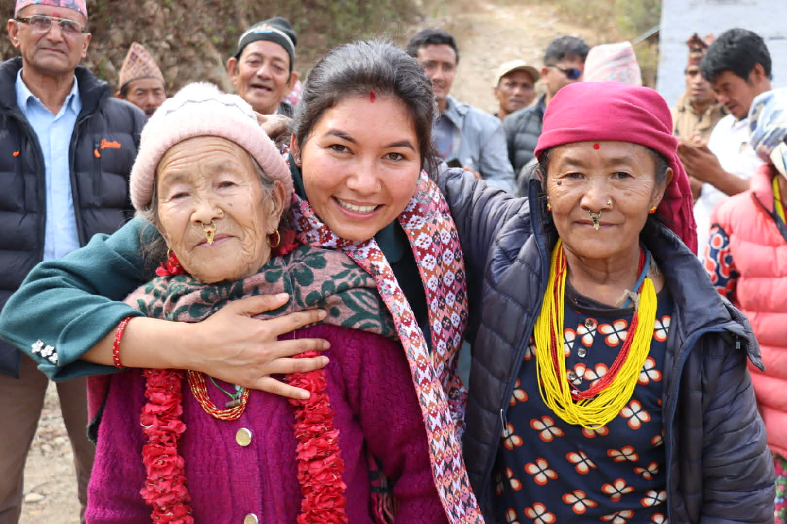 ओखलढुङ्गामा अस्मिता थापाप्रति महिला र युवाको ‘क्रेज’