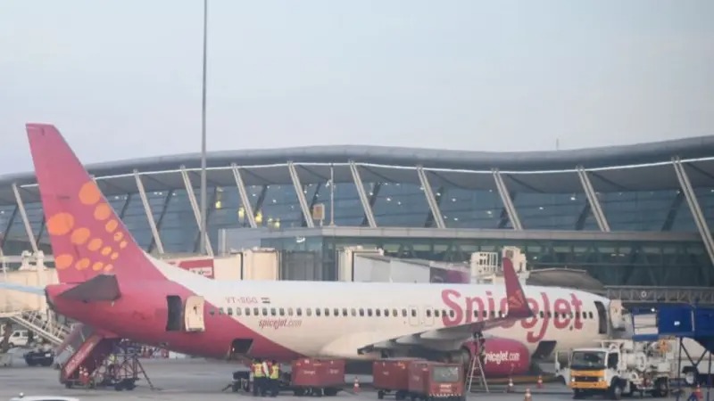 १५० यात्रु लिएर उडेको स्पाइसजेटको विमानको इन्जिनमा समस्या
