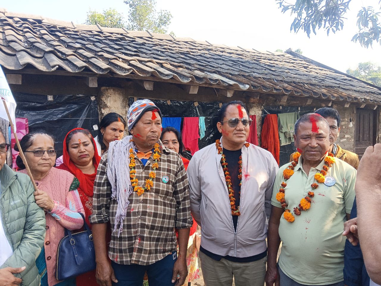 गौरीगंगामा एमाले परित्याग गर्दै तीन जना कांग्रेस प्रवेश