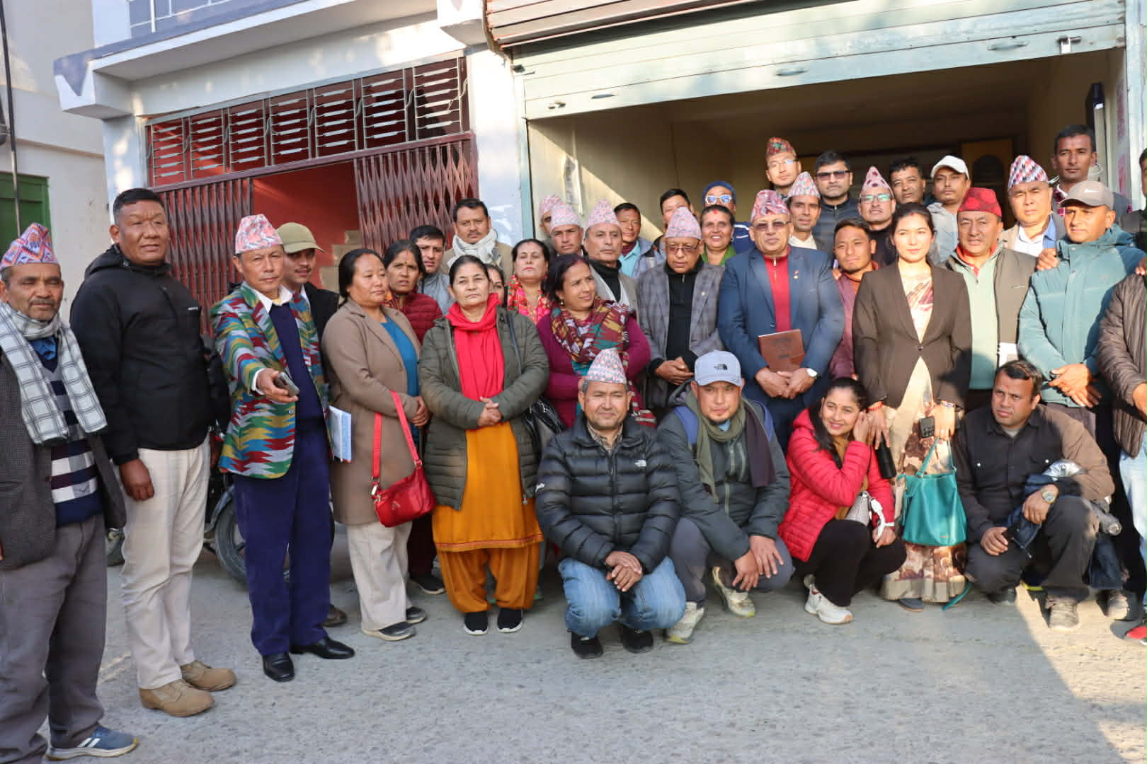 ओखलढुंगामा जसपा र नेकपाका नेताहरू एमालेमा प्रवेश, अस्मिता थापाको पक्षमा माहोल