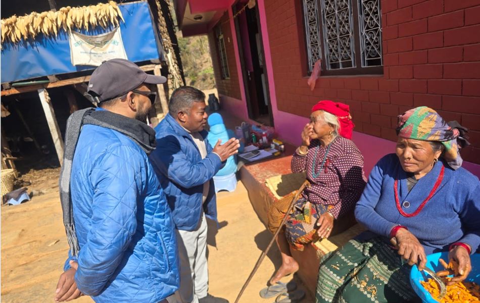 बागलुङमा मतदाता फकाउन घरदैलोमा उम्मेदवार