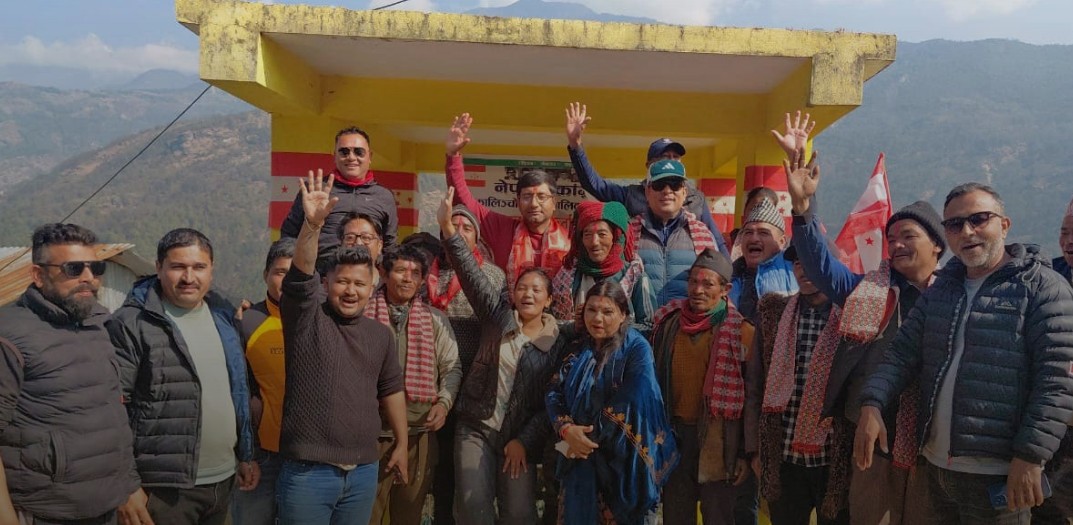 दोलखामा अन्य दल त्यागेर कांग्रेसमा प्रवेश, अजयबाबु र कुन्दनले लगाइदिए खादामाला