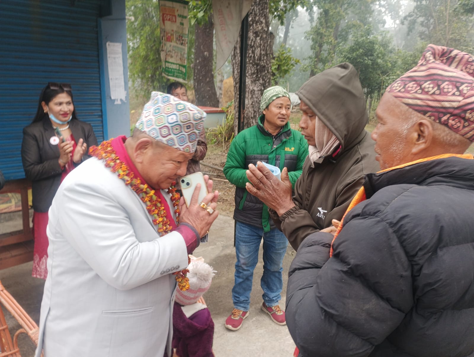विकासका एजेन्डासहित मतदाताको घर-घरमा नेता आले