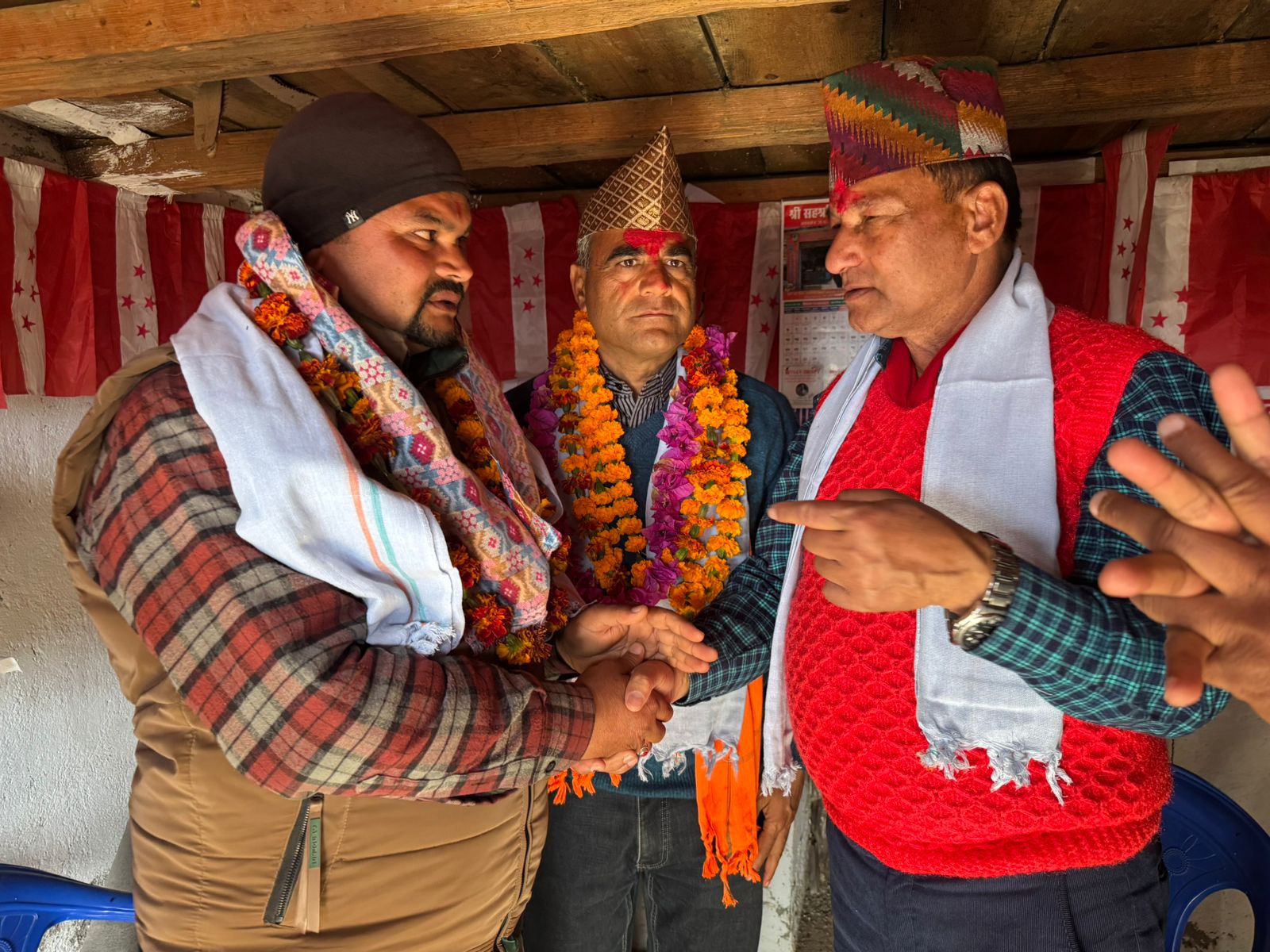 नैनसिंह महरलाई समर्थन गर्दै एमाले डडेलधुरा जिल्ला सदस्य ऐरसहित ३० जना कांग्रेसमा प्रवेश