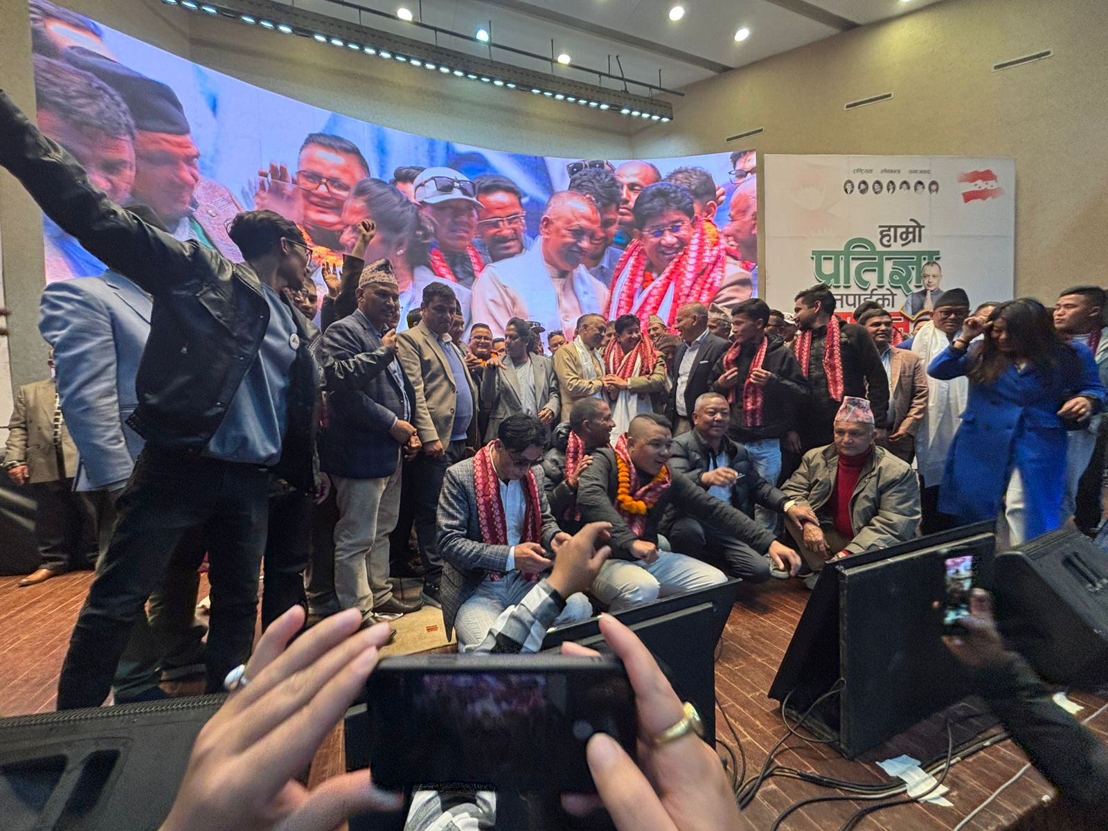 एमाले रसुवाका पूर्वअध्यक्ष जनार्दन ढकालसहित झण्डै सय नेता–कार्यकर्ता कांग्रेस प्रवेश