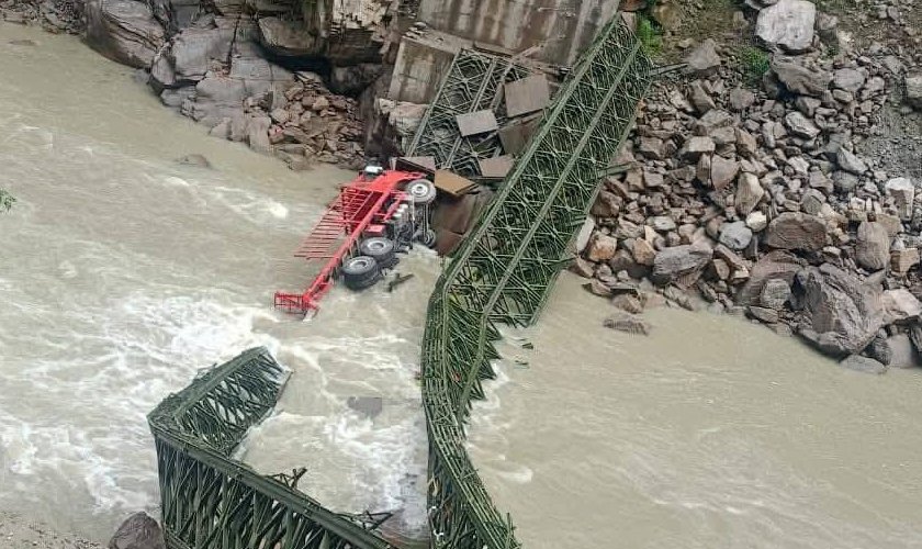 अरुण नदीको बेलीब्रिज भाँचियो, ट्रक चालक घाइते