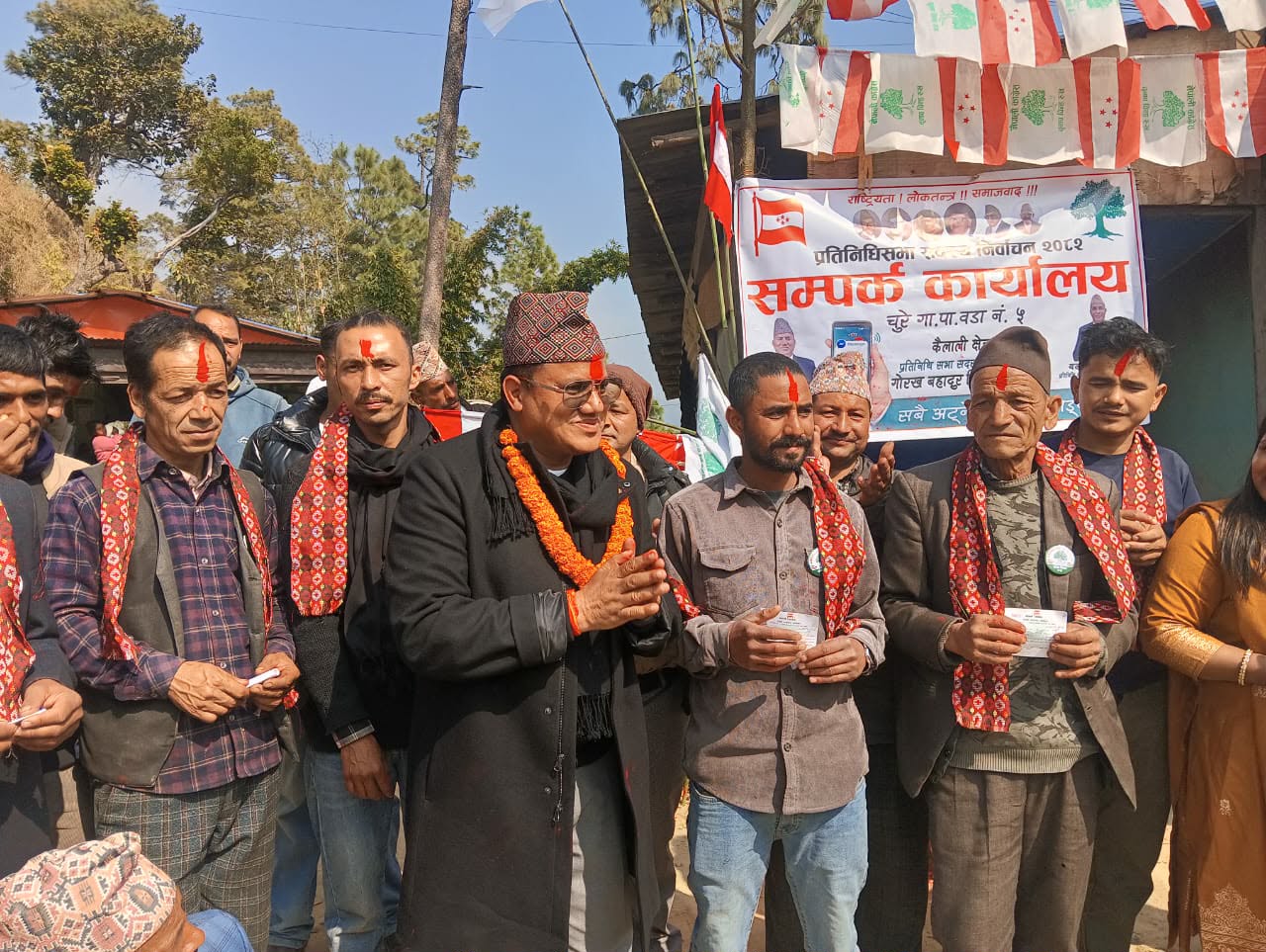 कैलाली-४ मा एमालेका नेता–कार्यकर्ता कांग्रेसमा प्रवेश, आनन्द बिष्टले गरे स्वागत