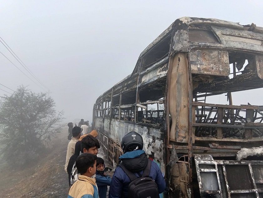 कपिलवस्तुमा गुडिरहेको बसमा आगो लाग्यो, बस जलेर नष्ट