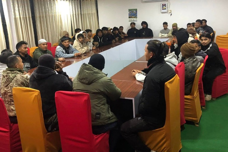 दाङमा ठूलो संख्यामा नेता कार्यकर्ताले नेकपा त्यागेर बागीलाई समर्थन