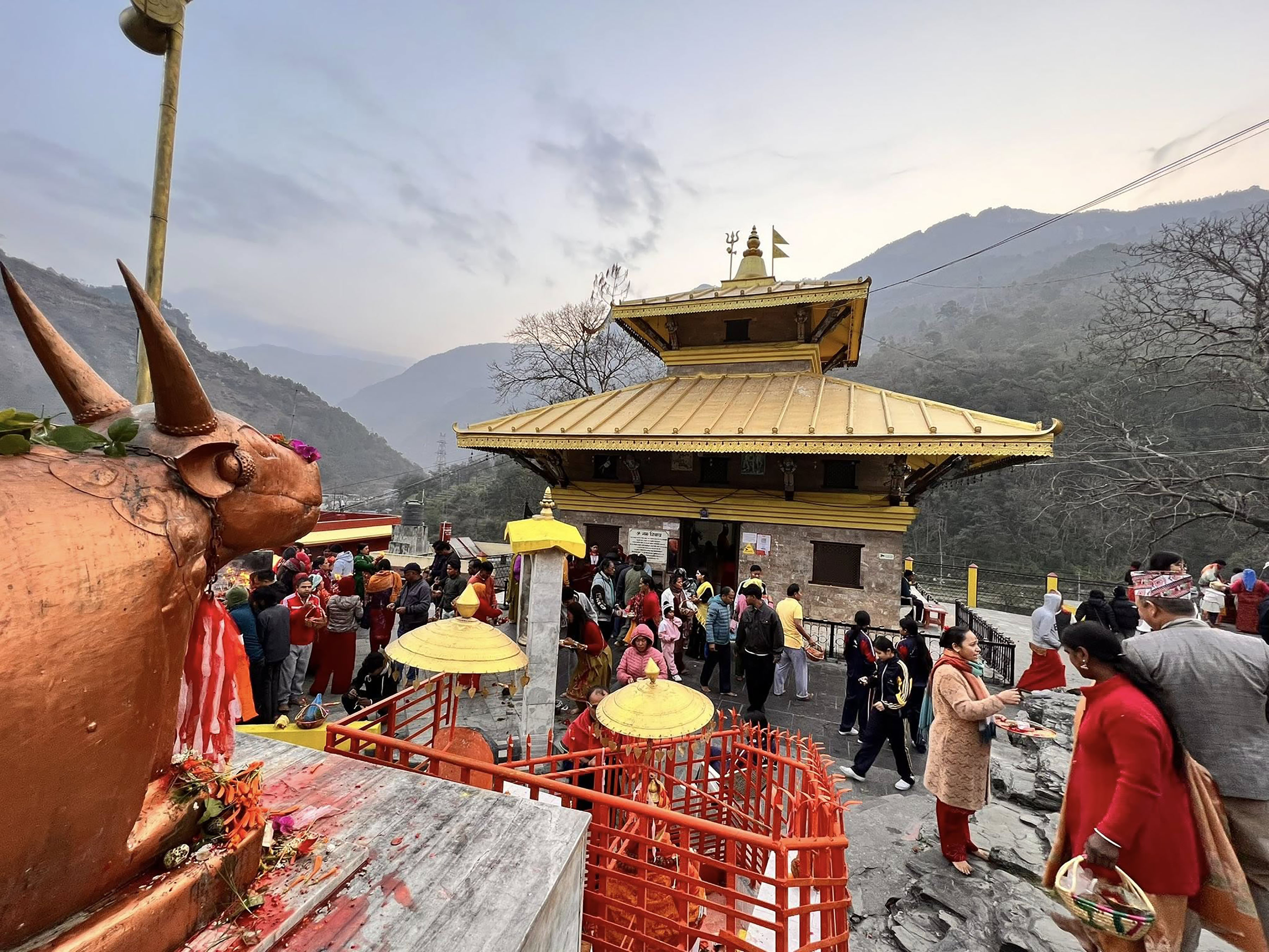 डोलेश्वर महादेव मन्दिरमा दर्शनार्थीको घुइँचो