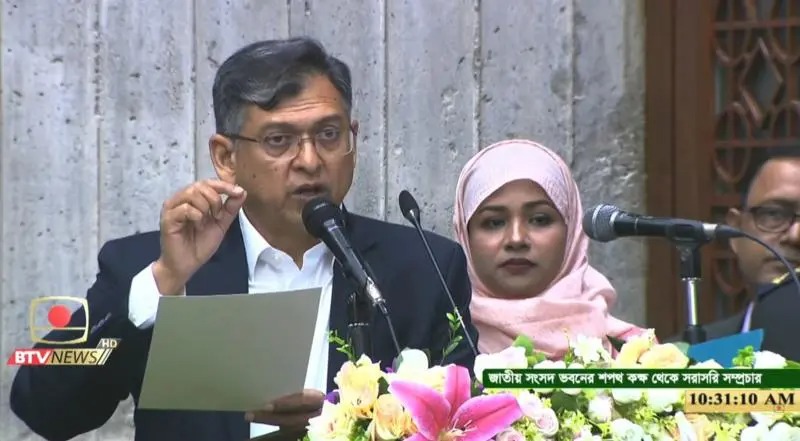 बंगलादेशमा बहुमत पाएको पार्टीका सांसदले आधा मात्रै शपथ ग्रहण गरे, आधा शपथ अस्वीकार गरे