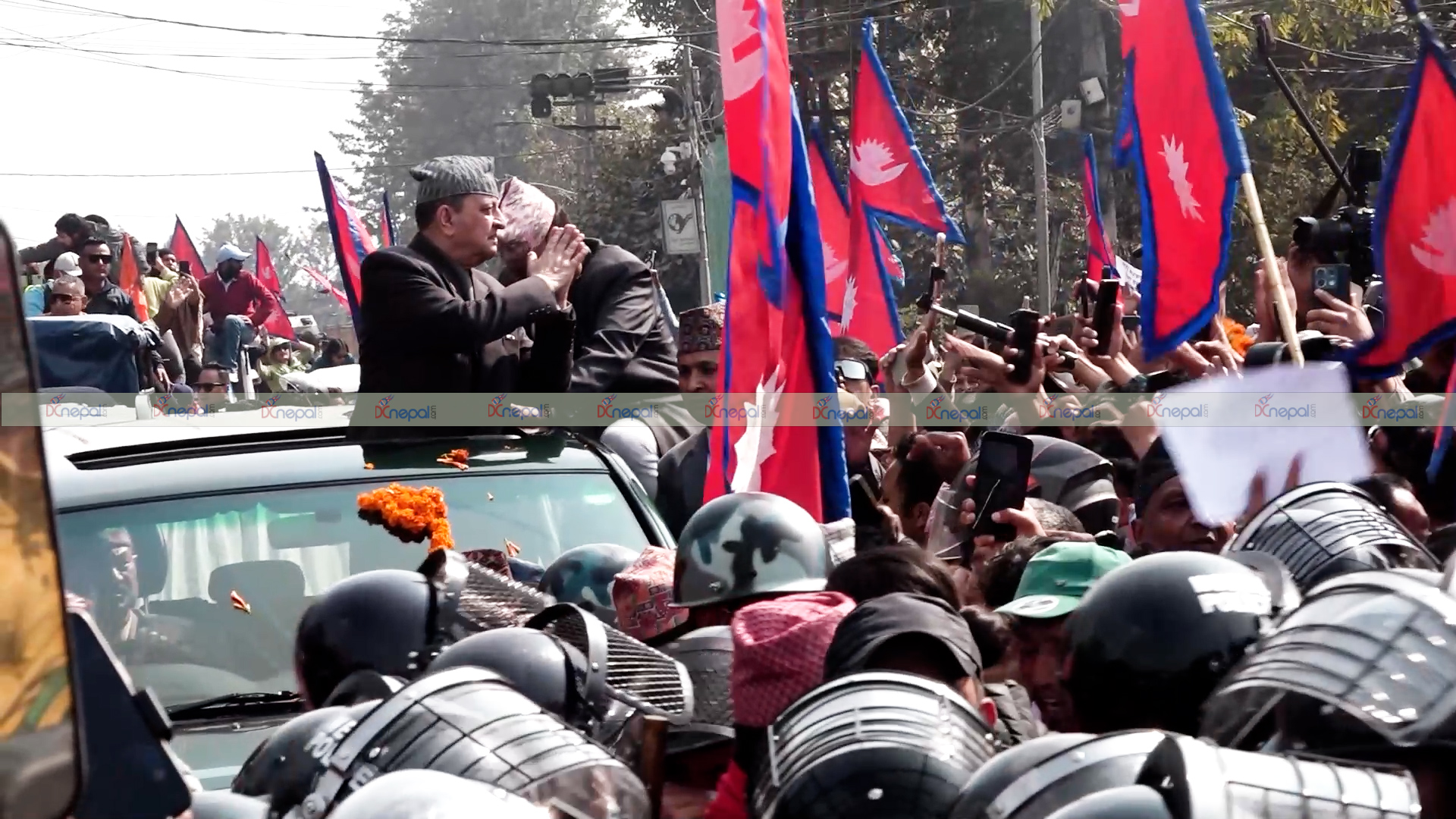 काठमाडौं आइपुगेका पूर्वराजालाई  विमानस्थलमा समर्थकको स्वागत (तस्बिर)