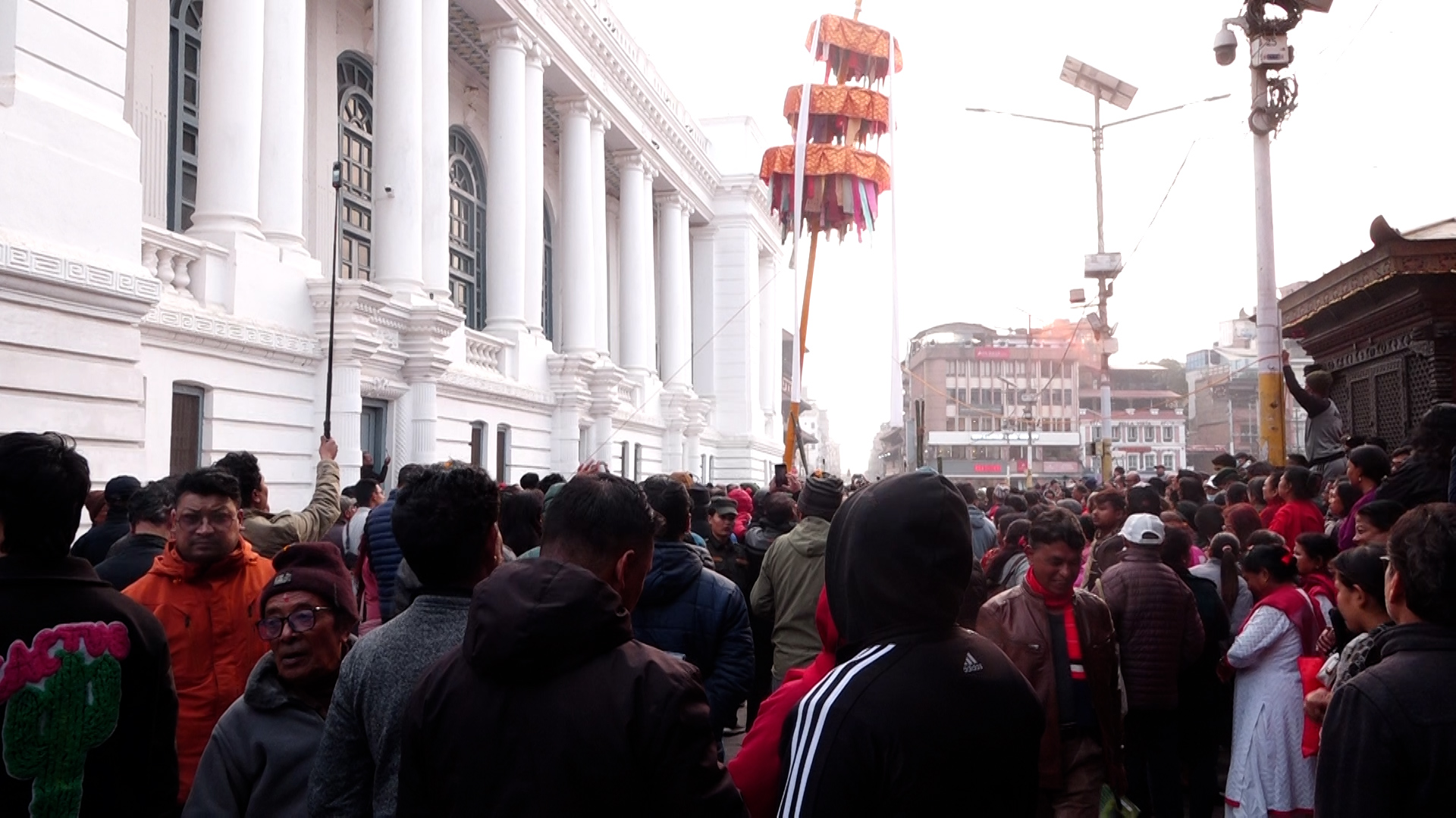 आजबाट होली पर्व आरम्भ, बसन्तपुरमा चीर ठड्याइयो (तस्बिर)