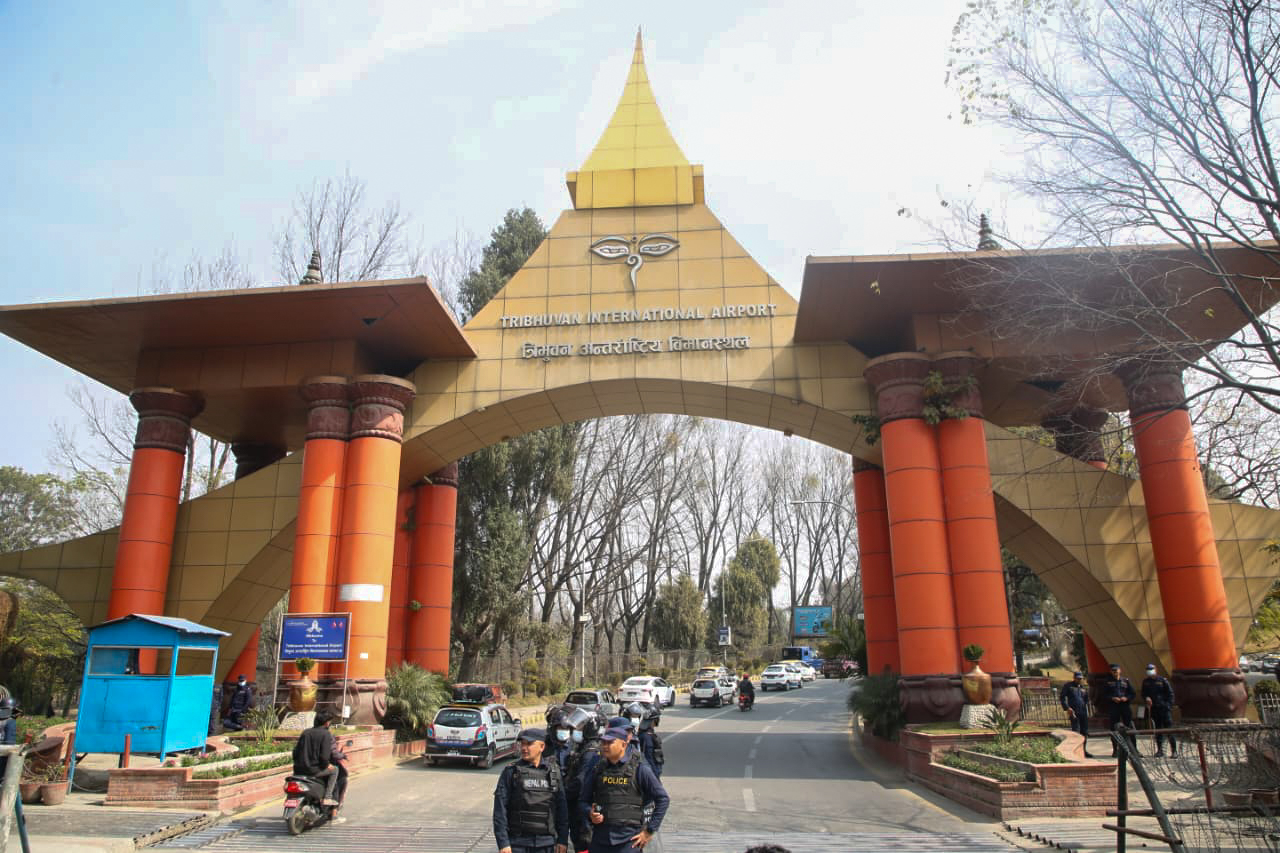 पूर्वराजा काठमाडौं फर्किँदै, विमानस्थलमा सुरक्षा व्यवस्था कडा (फोटोफिचर)