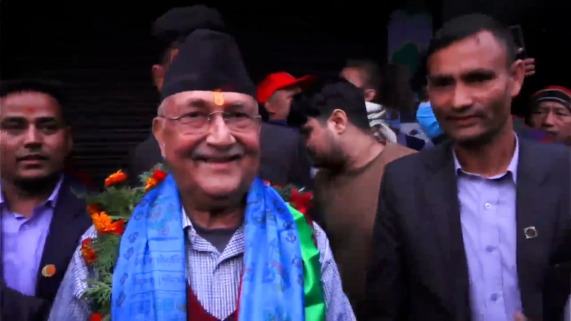 झापाली मतदाता एवं शुभेच्छुकसँग साक्षात्कार गर्दै ओली