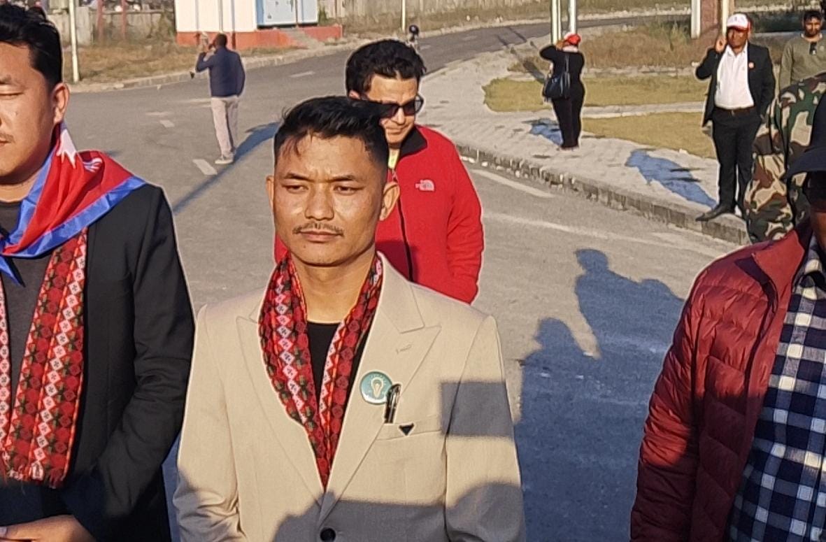 डाक्टर पेसा त्यागेर राजनीति रोजेका प्रविन भोट माग्न घरदैलोमा