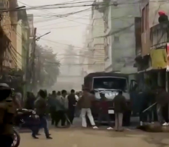 वीरगञ्जको आदर्शनगरमा सुरक्षाकर्मी र व्यापारीबीच झडप : एक सशस्त्र प्रहरी घाइते