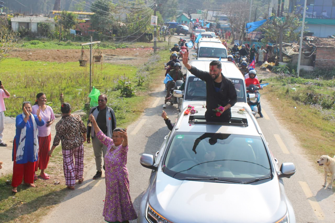 चितवन १२ मा रवि लामिछानेको घरदैलो  (तस्बिर)